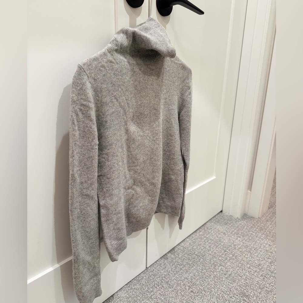 Uniqlo Soft Gray 100% Cashmere Sweater